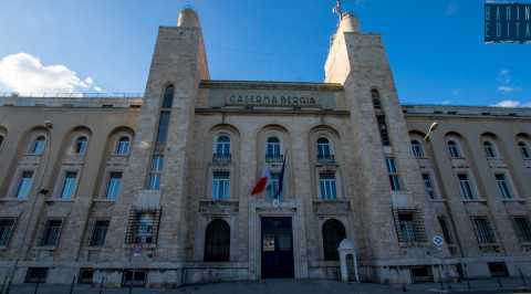 Visita alla "Caserma Bergia", l'enorme fortezza che si staglia dal 1932 sul lungomare di Bari